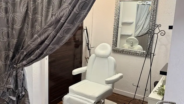 Lash, Estie, Nail room