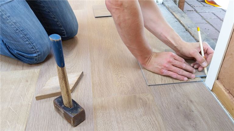 floor installation via Pixabay