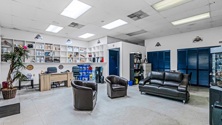 OFFICES/WAITING AREA