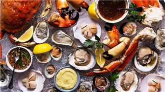 Restaurant and Raw Bar Located in South Shore Marina