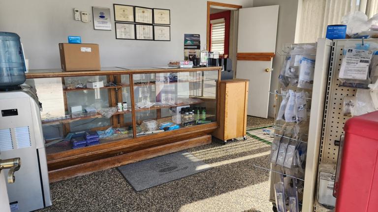 Display & customer service area