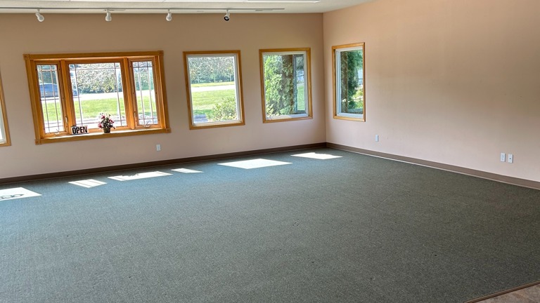 400 sf Showroom
