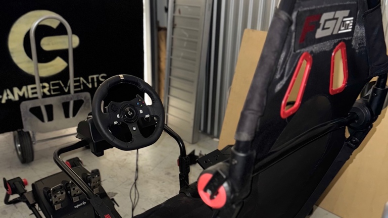Racing chairwith steering wheel and pedels (2)