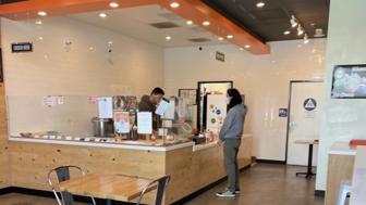Thriving Poke restaurant in high traffic plaza -turnkey business