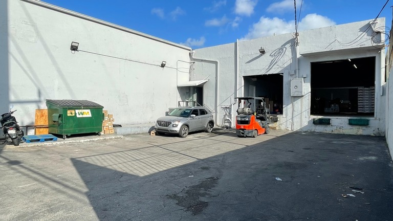 Private loading area