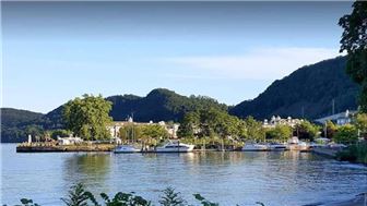 Waterfront Restaurant with Breathtaking Views - Prime Location