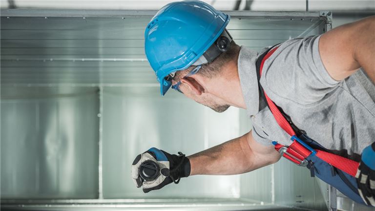 hvac tech air duct