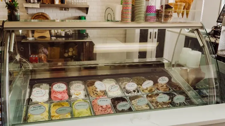 Bakery Gelato show case