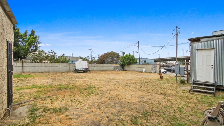 Outside view to the rear