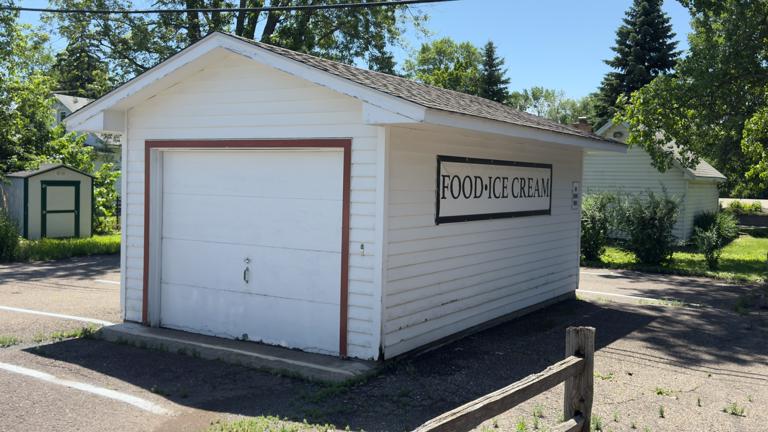 1 car detached garage with room for more advertising