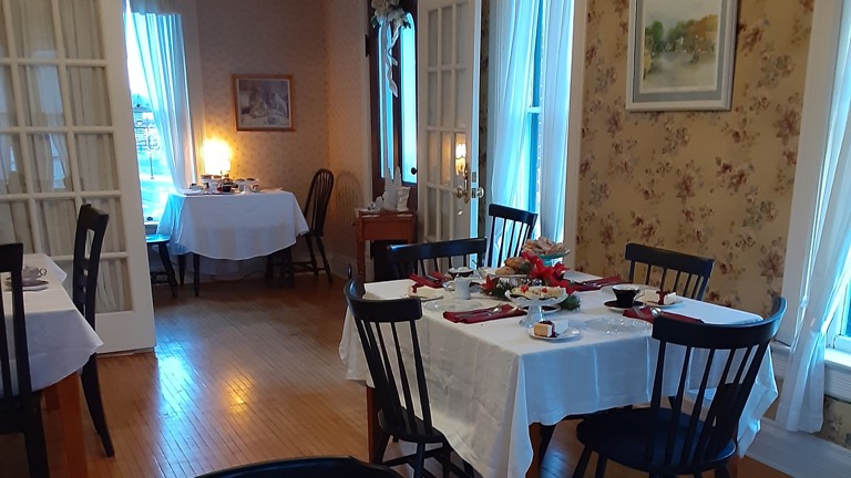 Upper dining looking into Alcove