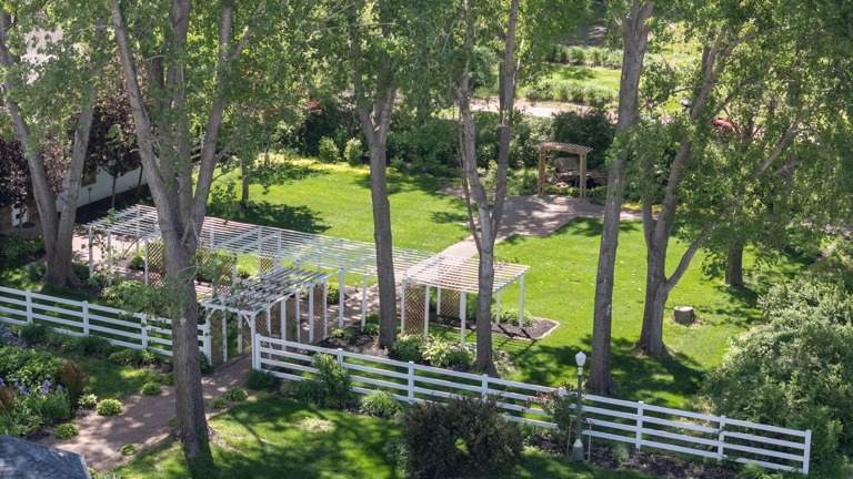Beautiful Grounds on 6 Acres