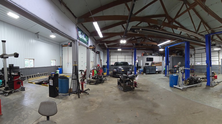 Large shop with over 3100 sq ft