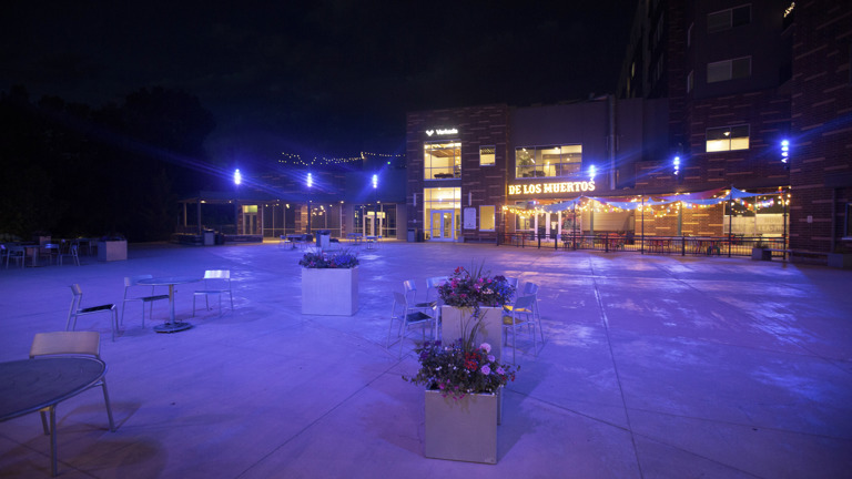 The small Plaza at Front