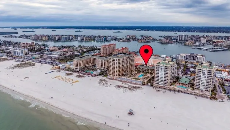 Surrounded by luxury hotels and condos Surrounded by luxury hotels and condos