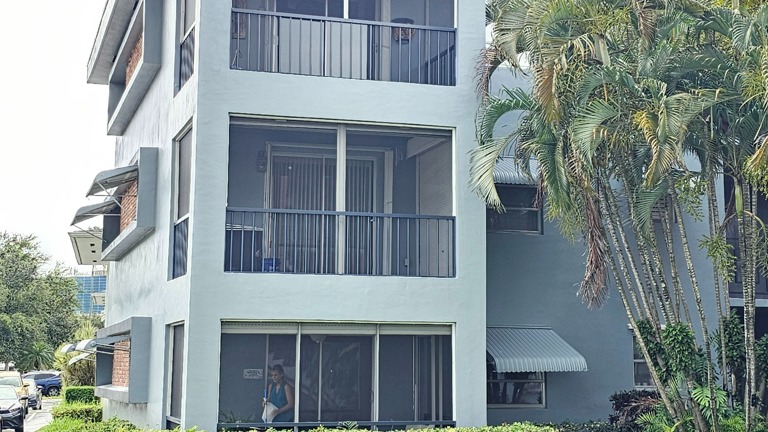 Installing screens on the balconies of the entire building