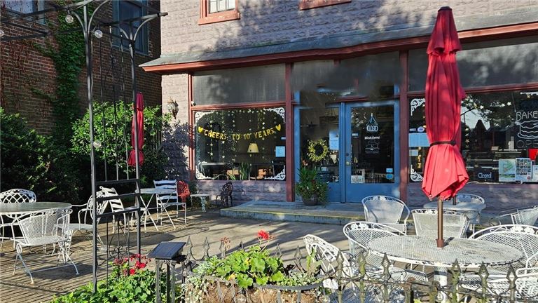 Beautiful Bakery Cafe&#39; with Patio