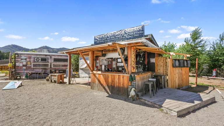 H&B Mini Market and Papo's Bar