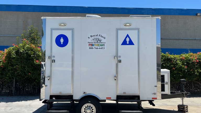 2 unit restroom trailer