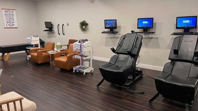 Large therapy room decomp, neuromed, knee decomp, balance, vib plate