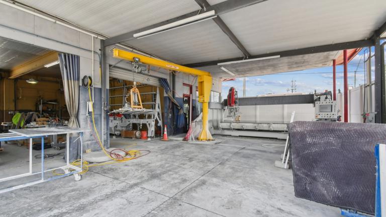 Cutting Area w/ Slab Vacuum/Crane
