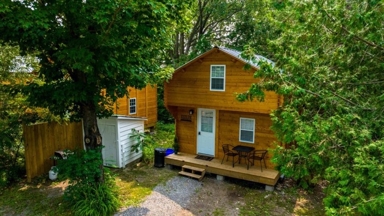 3x Lofted cabins with kitchen and washroom