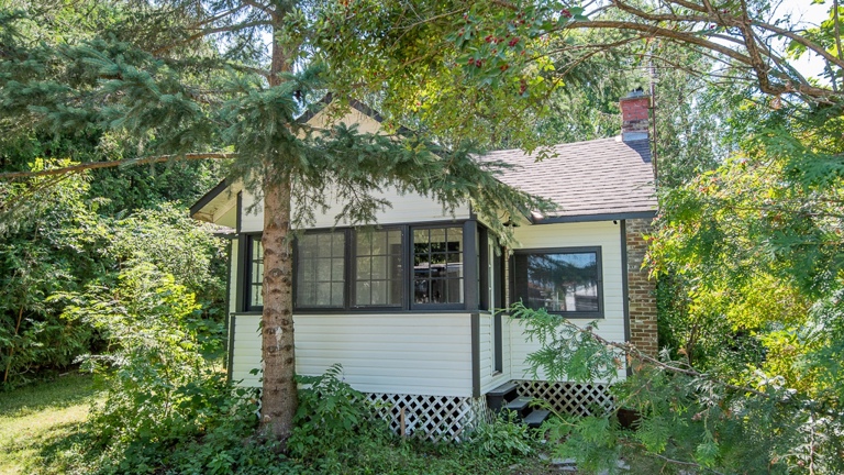 2 bedroom, 1 bathroom, full kitchen
