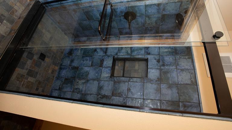 Shire full bath.