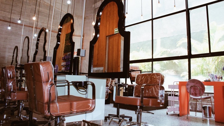 10 salon stations
