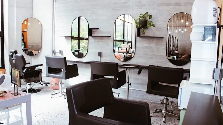 Cutting area (4 stations & 1 Barber Chair)
