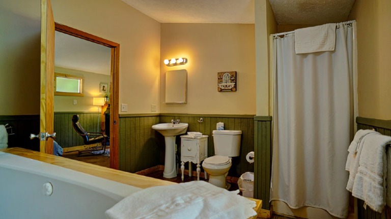 Owl's Perch bathroom