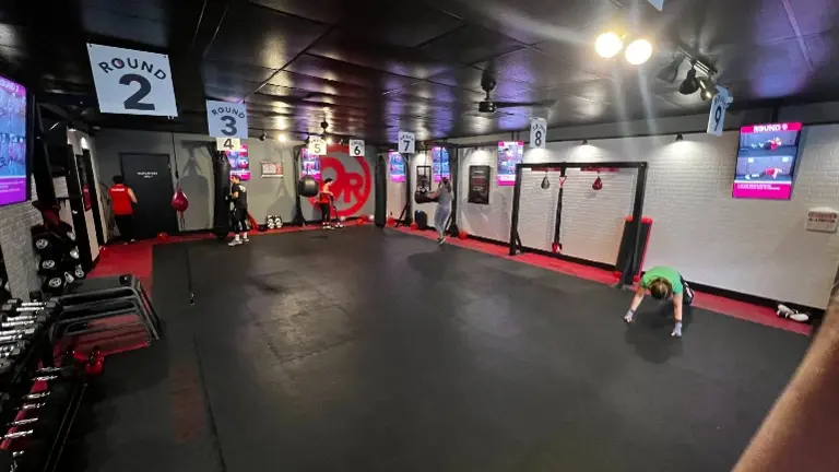 Fully automated video workout screens 