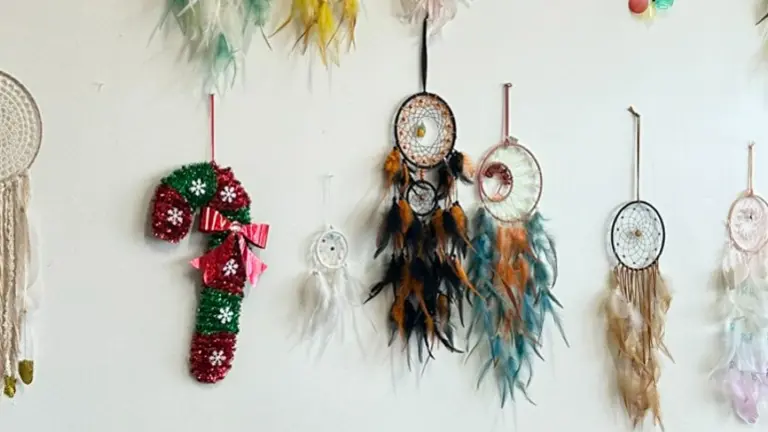 Hundreds of Beautiful Dream Catchers Hundreds of Beautiful Dream Catchers
