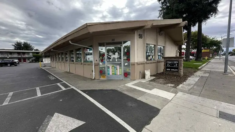 Stand alone building, street view Stand alone building, street view