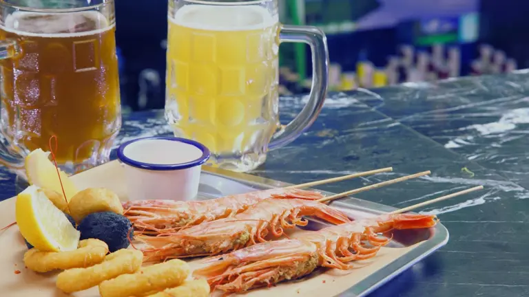 FULL-SERVICE RESTAURANT  & BAR FULL-SERVICE RESTAURANT  & BAR