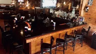 Highly regarded bar & restaurant for sale w/liquor license
