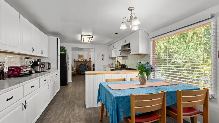 Kitchen & Breakfast Area
