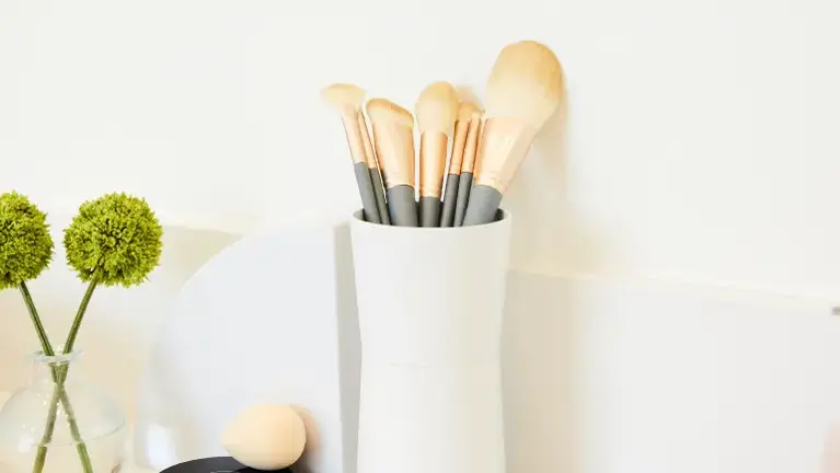 Brush Holder in Base Top