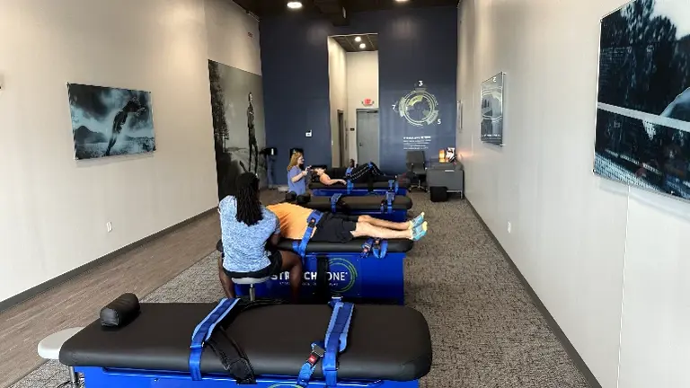 Practitioner stretching member Practitioner stretching member