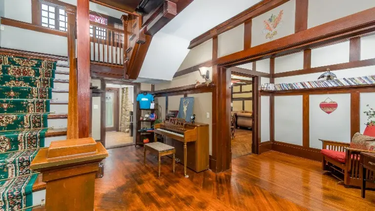 Entry and snack room 