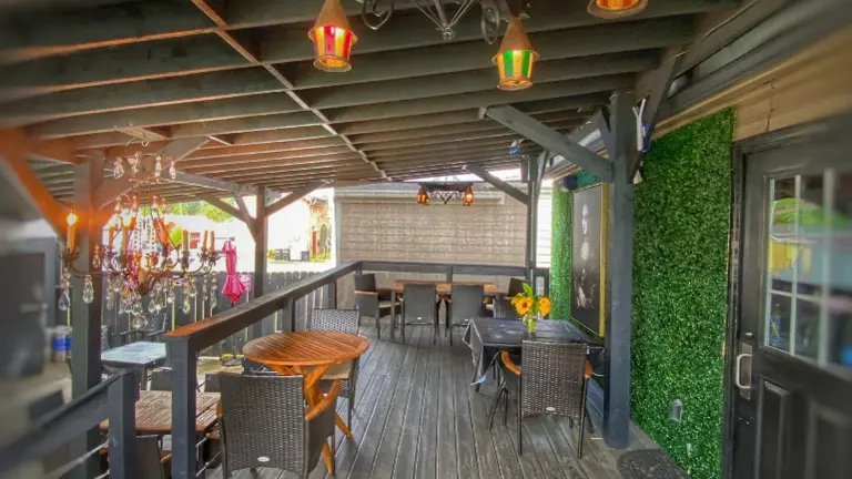 Covered Deck - Outdoor Dining