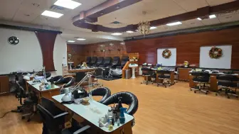 Nail salon "Owner absentee Manager works" Ample parking spaces