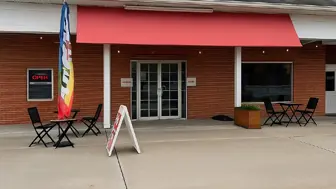 Turnkey Restaurant in High Traffic Plaza