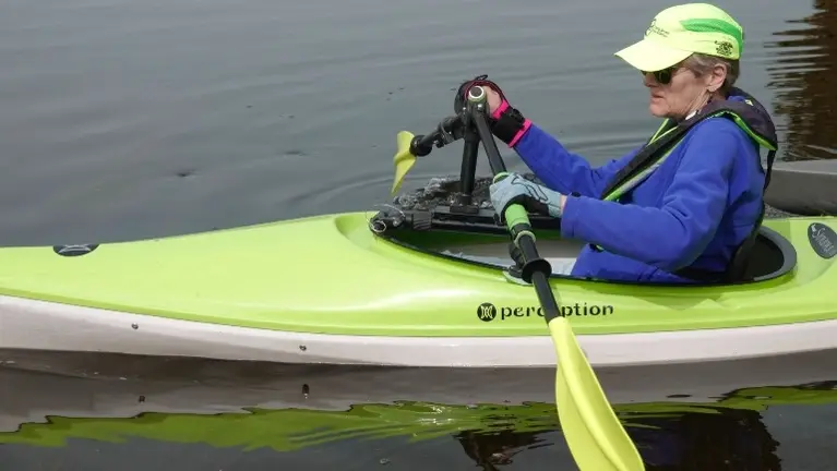Paddles with one arm (amputee, stroke, paralysis)