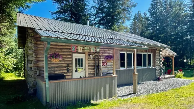 The cabin building by the street... The cabin building by the street...