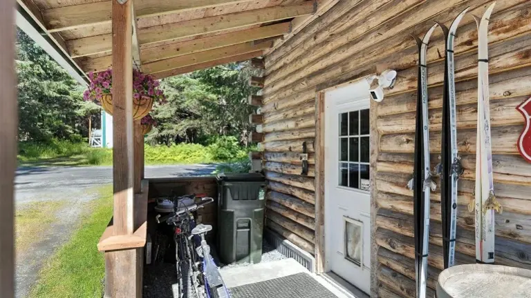 The private upper apartment in the cabin... The private upper apartment in the cabin...