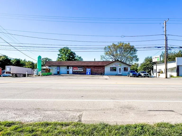 5,376 SF Building With 2 Garage Bays In Front, Transferable Lease 5,376 SF Building With 2 Garage Bays In Front, Transferable Lease