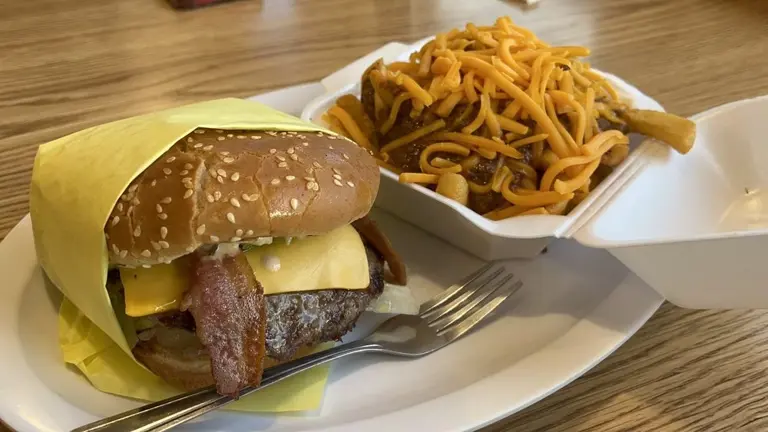 bacon burger w chili fries