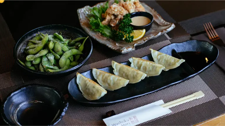 Fast casual restaurant &amp; bar