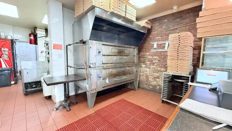 Pizza/Counter Space Pizza/Counter Space